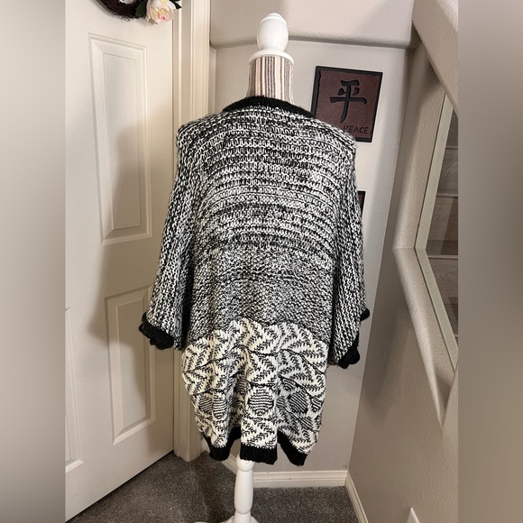 Aerie $55 Gray Knitted Wool Cape Poncho Kaftan Chunky Sweater Pom Pom One Size - Picture 3 of 10